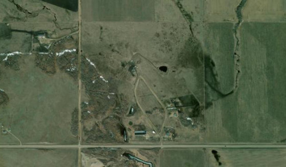 Satellite view of SW-5-33-26-W4 in Kneehill County, with the parcel boundary outlined